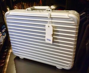RIMOWA 900.09.00.0 ATTACHE Notebook L 12L リモワ アタッシュ ノートブック 12L ビジネスバッグを買取しました！