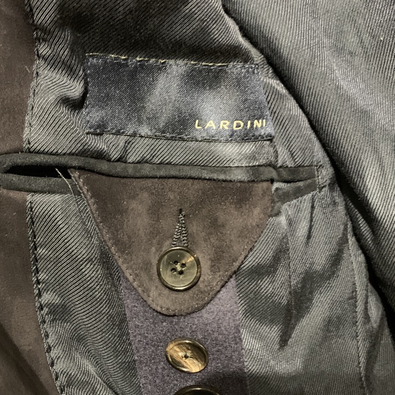 LARDINI（ラルディーニ）のスエードレザー、3つボタン段返りジャケット